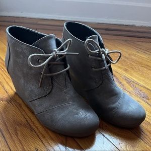 Toms Womens Lace Up Desert Wedge Suede Ankle Bootie Metallic Taupe Size 8.5